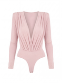 Kopertowe body Elise Dusty Rose o kroju stringów na jasnym tle
