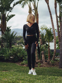 Czarne legginsy Second Skin Deep Black w plenerowej stylizacji z kopertowym topem