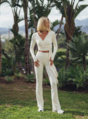 Kremowe legginsy dzwony Flare Vanilla Cream w stylizacji z kopertowym topem