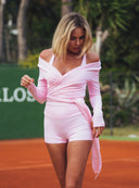 Sportowa stylizacja z pastelowymi szortami Second Skin i wiązanym topem na korcie tenisowym