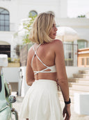 Plisowana spódniczka Court Skirt w odcieniu Vanilla Cream pokazana od tyłu w plenerze