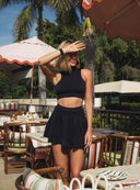 Czarny crop top Turtleneck Second Skin w stylizacji z plisowaną spódnicą na tarasie